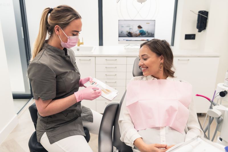 Mondhygiënist legt met een model uit wat er in de mond gebeurt